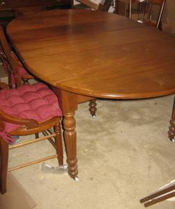 lot 25 image: Vintage Mahogany Folding Dining Room Table w 2 Extra Leaves