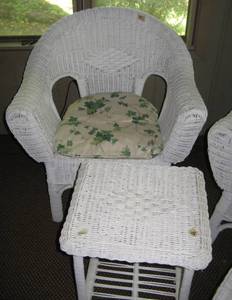 lot 3 image: Set of White Wicker Porch Furniture