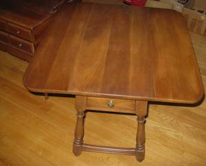 lot 100 image: Pair of Vintage Mahogony End Tables