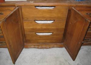 lot 124 image: Dresser, Pair of Wall Mirrors, Pair of Lamps