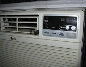 lot 125 image: Window Air Conditioner Unit