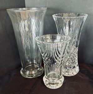 lot 54 image: Variety of Beautiful and Crystal Glass Vases