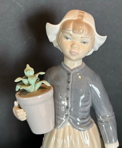 lot 55 image: Vintage Girl with Hens Lladro Porcelain Figurine - Retired No. 1103