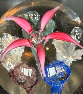 lot 82 image: Beautiful Hand Blown Glass Paper Weight