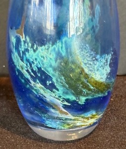 lot 141 image: Vintage Handmade Lillehavven Kunst Art Glass Vase