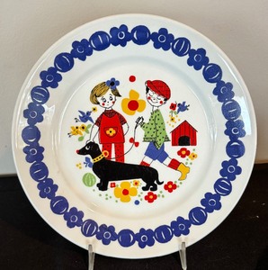 lot 145 image: Inger Waage Stavangerflint Norway Kennel Pattern Three Piece Childrens Set