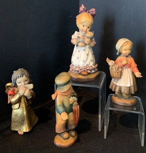 lot 121 image: Four Anri Italy Hand Carved Wood Figurines including Anri Club Exclusive Snuggle Up and Anri Club Figurine Welcome
