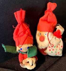 lot 127 image: Variety of Vintage Christmas Ornaments