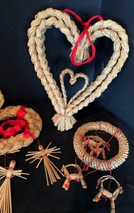 lot 128 image: Collection of Vintage Straw Ornaments
