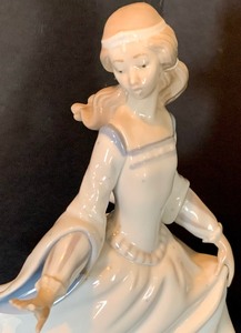 lot 113 image: Vintage Lladro Cinderella #4828