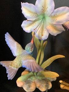 lot 119 image: Gorgeous Porcelain Flowers, One Adorned with a Beautiful Hummingbird