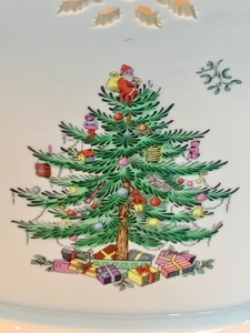 lot 103 image: Gorgeous White Spode Christmas Tree Vase