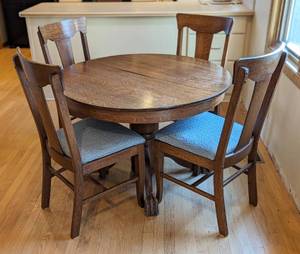 lot 1 image: Beautiful Claw Foot Oak Dining Table
