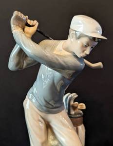 lot 4 image: Lladro Porcelain Golfer Figurine No. 4824