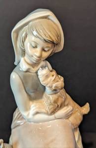 lot 5 image: Lladro Porcelain Girl with Lantern Figurine No. 4910