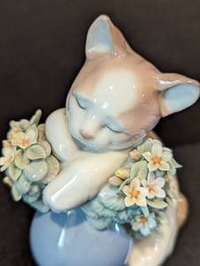 lot 6 image: Lladro Dreamy Kitten Porcelain Figurine