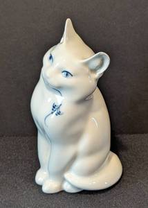 lot 16 image: Royal Copenhagen Porcelain Cat Figurine