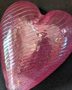 lot 23 image: Kosta Boda Monica Backstrm Art Glass Heart