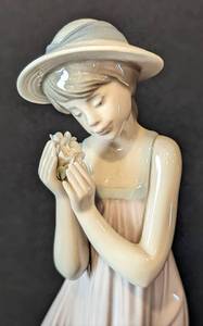 lot 30 image: Lladro Cindy Porcelain Figurine No. 5646