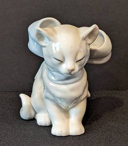 lot 33 image: Lladro Nao Porcelain Kitty Present Figurine