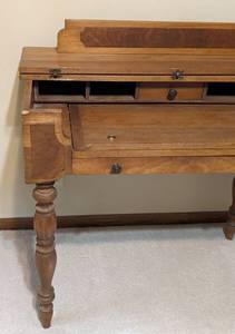 lot 37 image: Vintage Oak Writing Desk