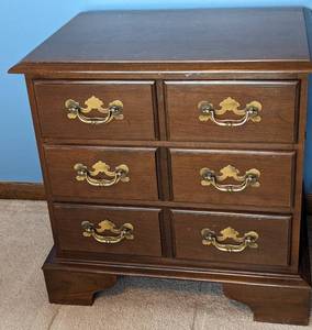 lot 41 image: Pair of Vintage Chippendale Style Nightstands