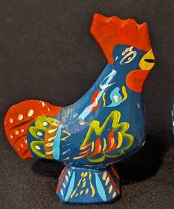 lot 150 image: Pair of Swedish Miniature Nils Olsson Painted Wood Roosters