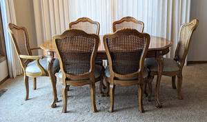 lot 2A image: Vintage Thomasville Dining Table Set