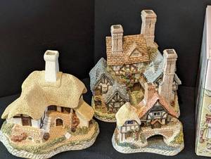 lot 168 image: David Winter Cottage Figurines