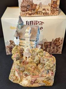 lot 169 image: Liliput Lane Cottage Figurines