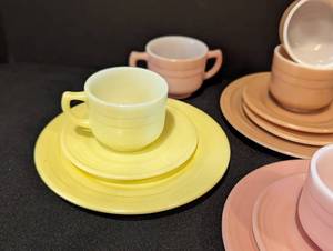 lot 173 image: Vintage Hazel Atlas Childrens Tea Set