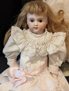 lot 175 image: Four Vintage Porcelain Dolls