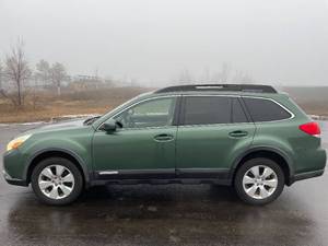 2010 Subaru Outback 2.5I Premium - AWD - 2 OWNERS