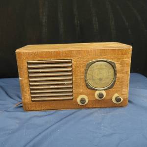 lot 91 image: ANTIQUE SETCHELL CARLSON SUPER 8 (1838) AM RADIO