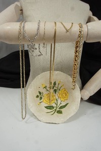 lot 53 image: Gold & Silver Collection of Vintage Jewelry...