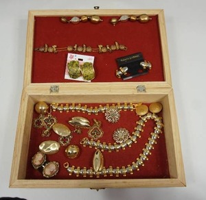 lot 54 image: Vintage Courting Couples Porcelain Tiles Set Wooden Trinket Velvet-Lined Box and Contents...