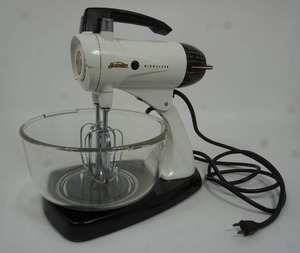lot 204 image: Sunbeam Electric Mixmaster - Has Glass Mixing Bowl Included & Beaters