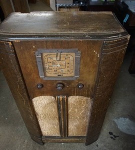 lot 216 image: Antique Furniture RCA 86K Console Radio...