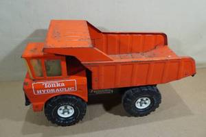 lot 100 image: Vintage Tonka Pressed Steel Hydraulic Dump Truck - Rare Color