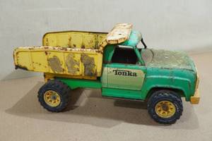 lot 104 image: Vintage Tonka Pressed Steel Dump Truck - Green