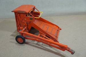 lot 106 image: ERTL Die Cast Allis Chalmers Roto Baler Tractor Attachment