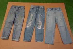 lot 188 image: 3 Pair of Womens Jeans -Hollister, Cotton-Co, Target