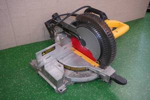 lot 2C image: DeWalt 10 Compound Miter Saw