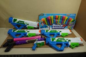 lot 213 image: Bunch O Balloons with Squirt Guns