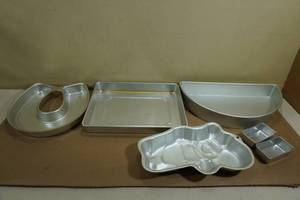 lot 219 image: Assorted Cake Pans - Winnie the Pooh