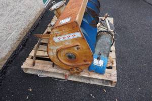 lot 3C image: Vintage Ford Single Stage Super 42 Snowblower Attachment for Garden Tractor