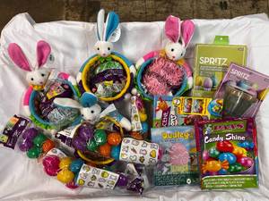 lot 222 image: 4 Bunny Baskets, grass, Plastic Eggs & Egg Dying kits