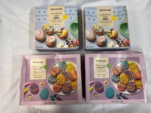 lot 352 image: 4 Easter Decorting Kits