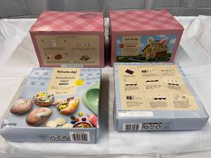 lot 358 image: 4 Easter Decorting Kits