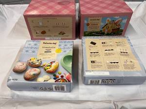 lot 359 image: 4 Easter Decorting Kits